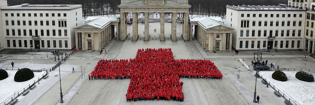 Jubiläum 150 Jahre DRK: Rotes Kreuz vor dem Brandenburger Tor in Berlin Jubiläum 150 Jahre DRK: Rotes Kreuz vor dem Brandenburger Tor in Berlin
